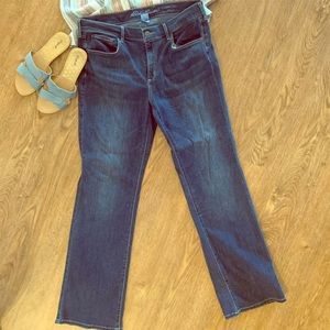 👖NWOT Eddie Bauer slightly curvy bootcut jeans👖